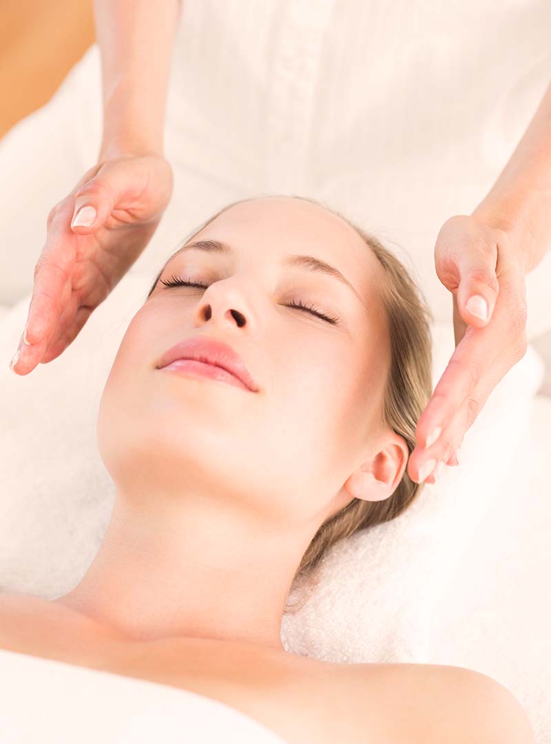 Reiki réalisé sur la tête d'une jeune femme