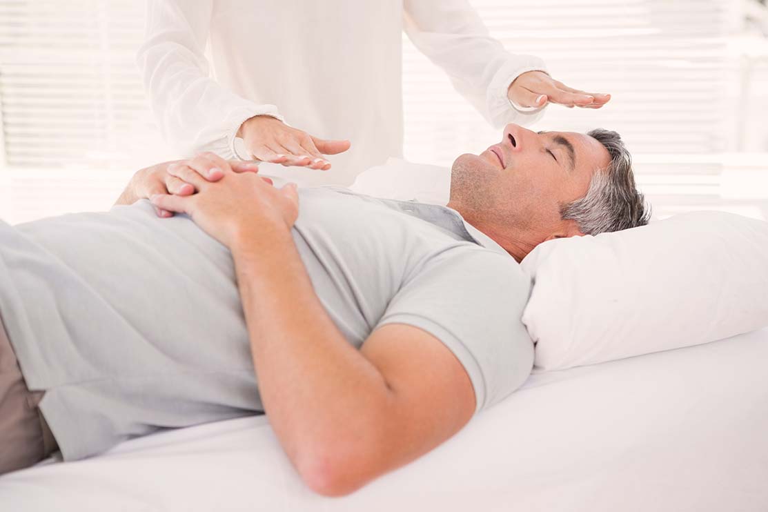 Patient allongé sur une table d'osculation les yeux fermés