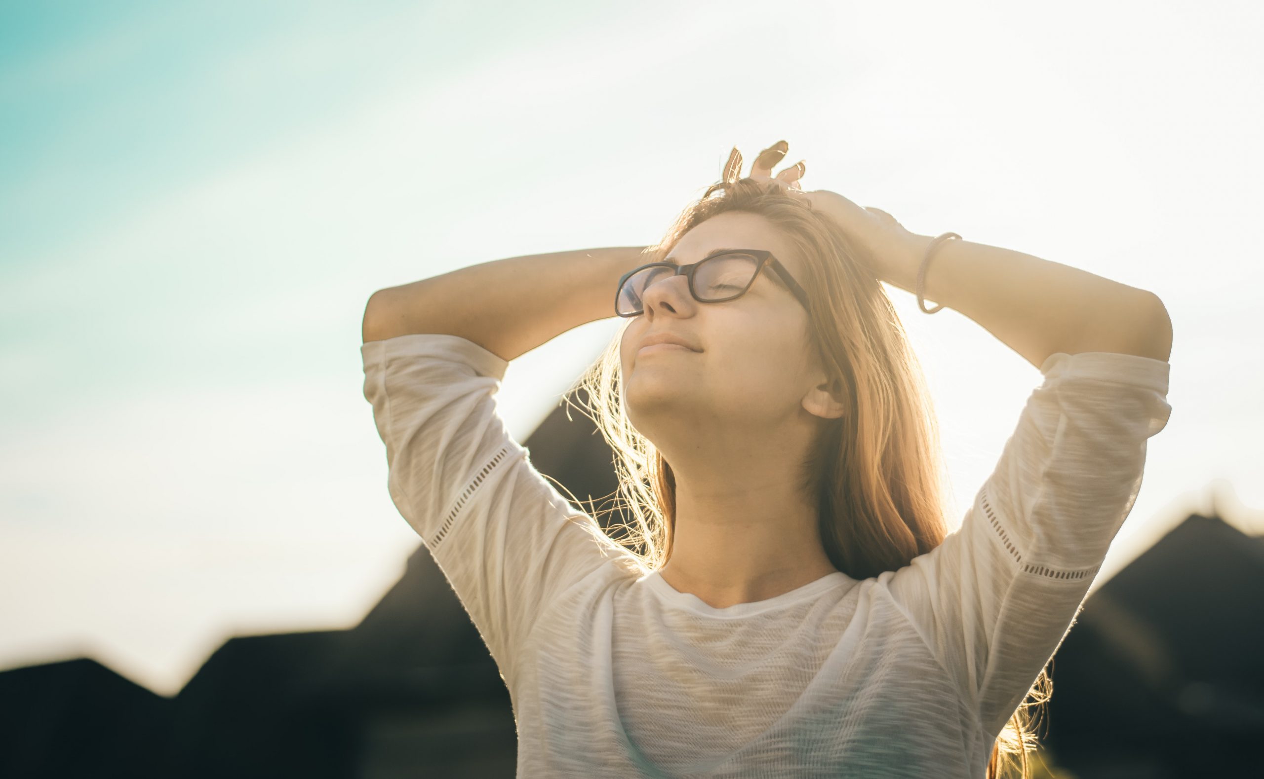 femme souriant les yeux fermés